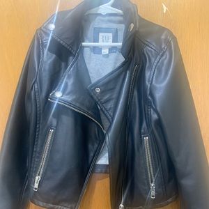 Kids size small leather jacket. Worn only 3 times.!